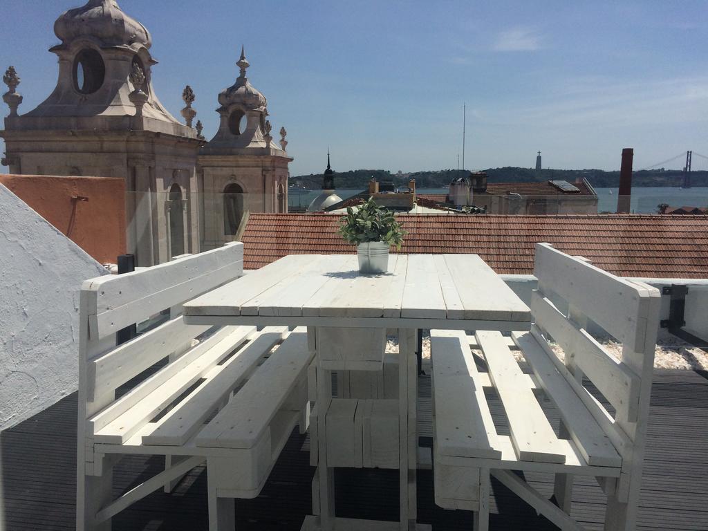 A Terrace On A Topfloor With A View Lisbon Bagian luar foto