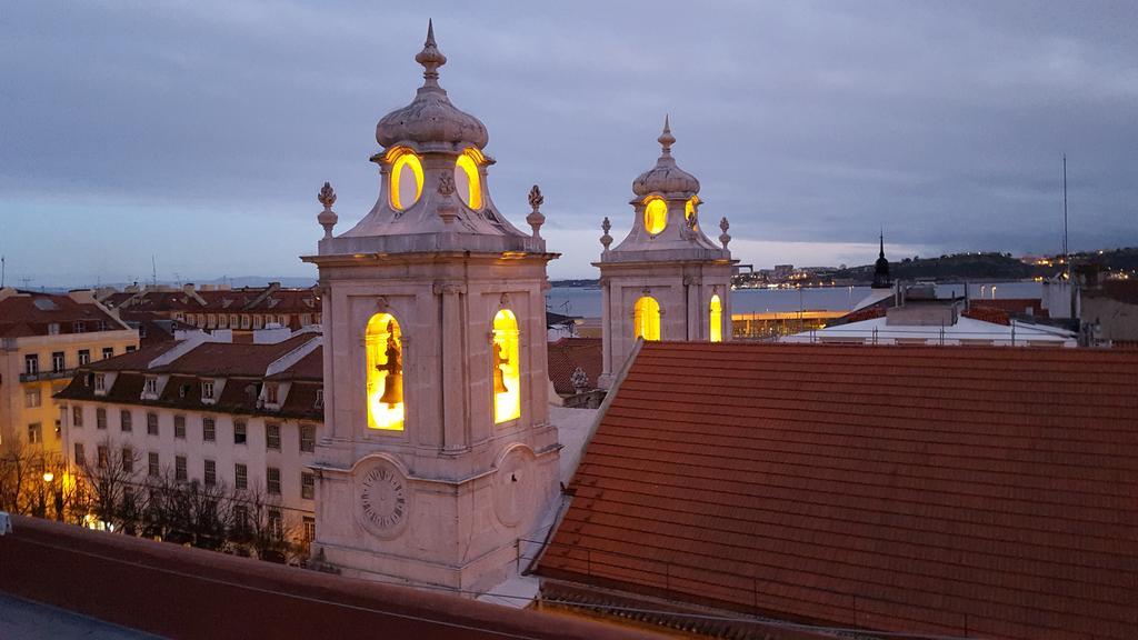 A Terrace On A Topfloor With A View Lisbon Bagian luar foto