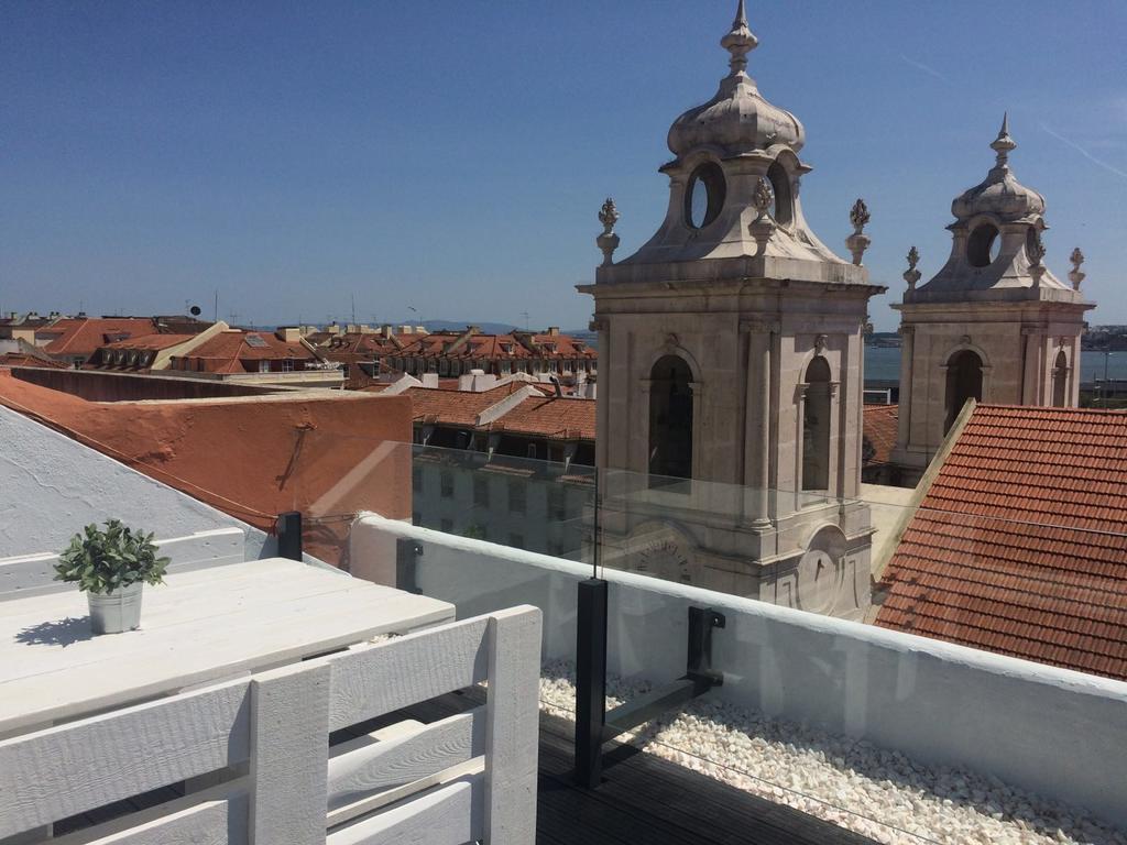 A Terrace On A Topfloor With A View Lisbon Bagian luar foto
