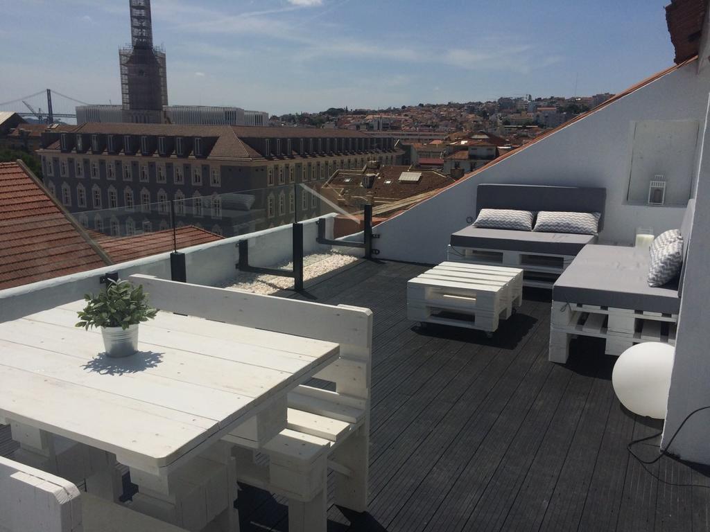 A Terrace On A Topfloor With A View Lisbon Bagian luar foto